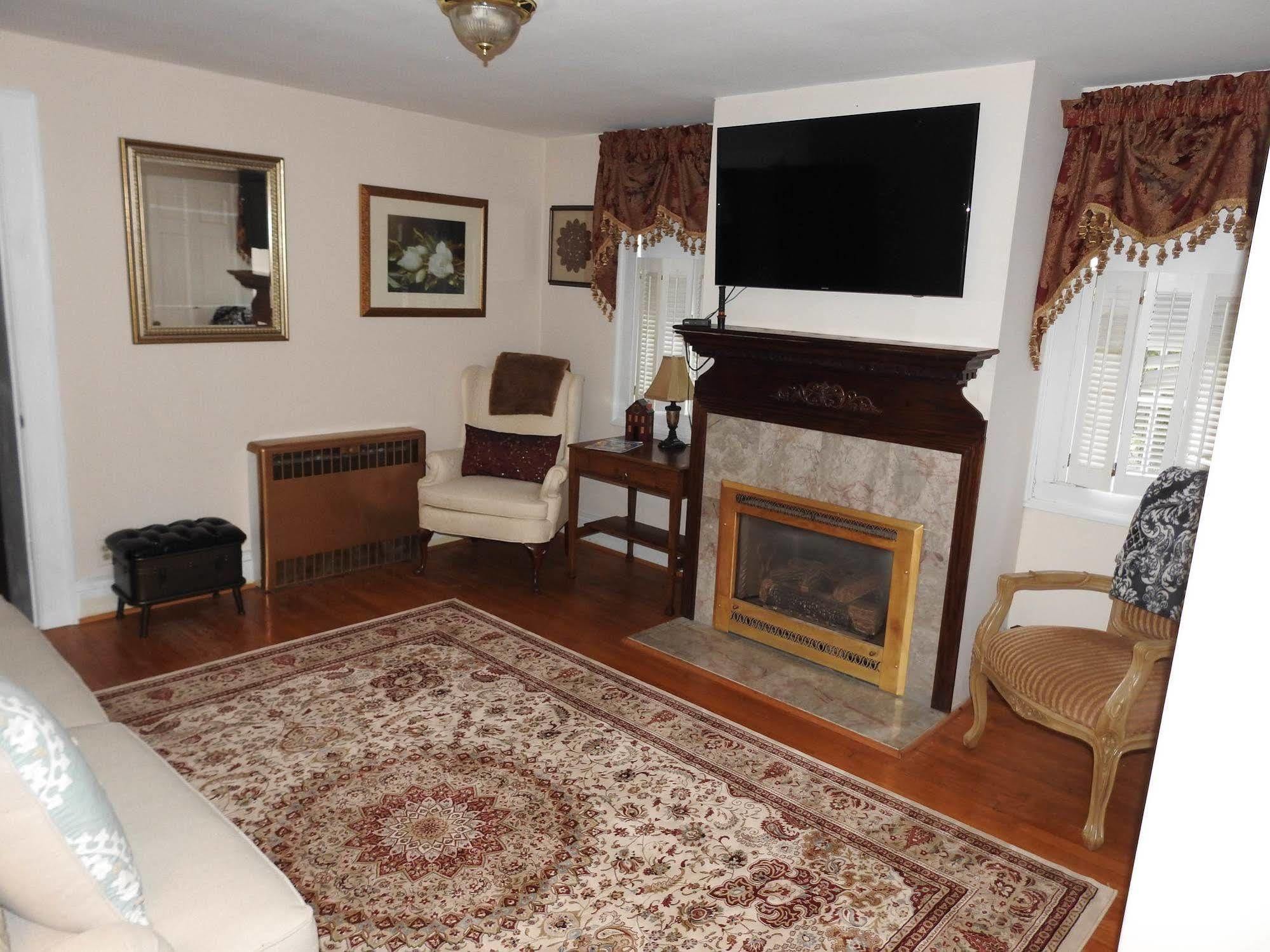Magnolia Manor B&B Inn วิลเลียมส์เบิร์ก ภายนอก รูปภาพ